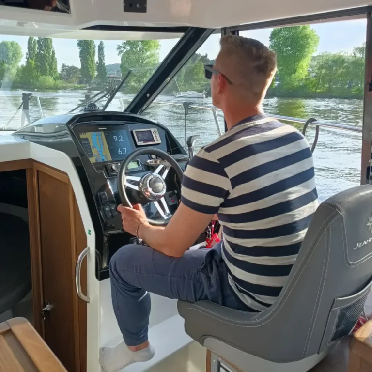 Trénink manévrů s lodí během kapitánského kurzu