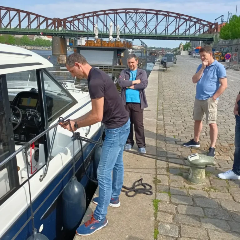 Výcvik vázání lodních uzlů při kapitánském kurzu VMP